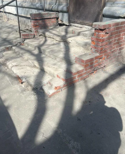 1dcf00c7-4ee4-436f-9345-306eea86a7e0-beton-steps-close-20260528.jpg