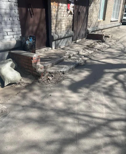 b21c7aef-c3ad-4282-a0d1-7a24865738ed-beton-steps-entrance-20260528.jpg